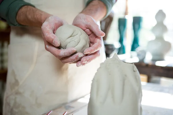 Manliga potter molding clay — Stockfoto