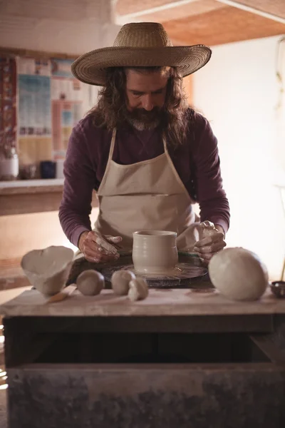 Alfarero macho haciendo olla — Foto de Stock