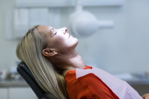 Kvinne som slapper av i tannlegestolen – stockfoto