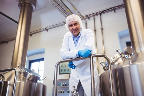 Manufacturer leaning on pipe at brewery — Stock Photo, Image