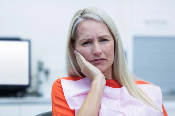 Mujer infeliz con dolor de muelas — Foto de Stock
