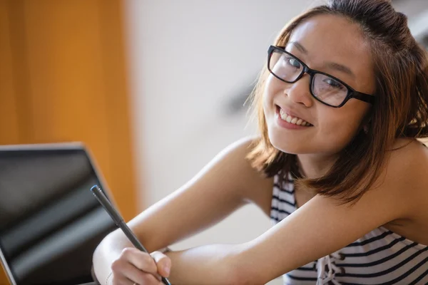 Ung kvinna som studerar i klassrummet — Stockfoto