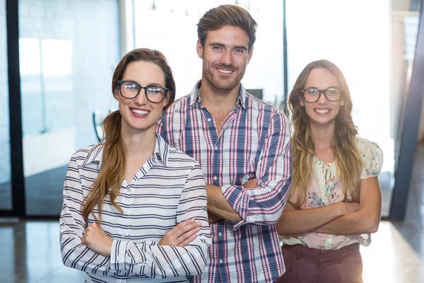 Collega's permanent met gekruiste armen — Stockfoto