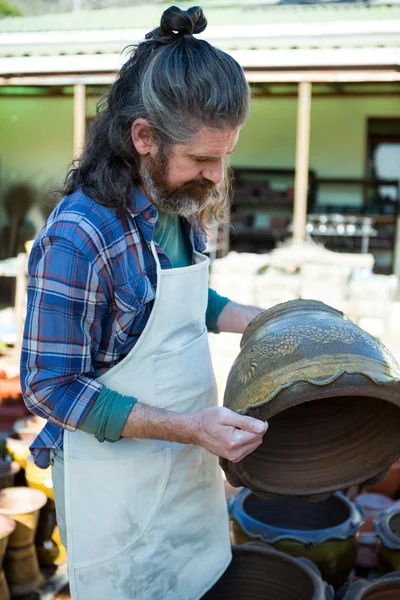 Mužské potter kontrola pot — Stock fotografie