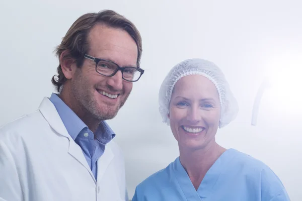 Retrato de dentista y asistente dental con máscara quirúrgica —  Fotos de Stock