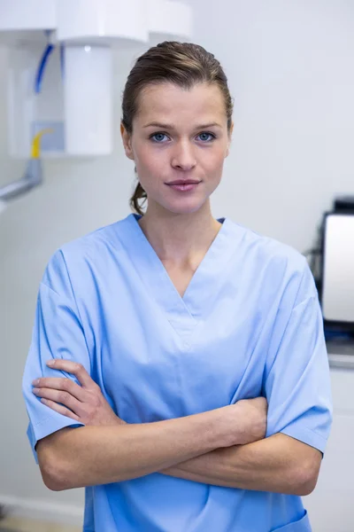 Ritratto di assistente dentale in piedi con le braccia incrociate — Foto Stock