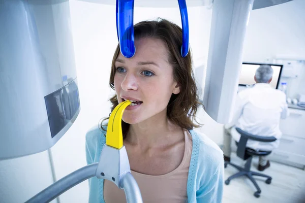 Пациентка, получающая стоматологическое лечение — стоковое фото