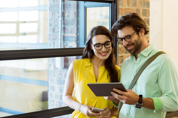 Dirigeant d'entreprise et collègue utilisant une tablette numérique — Photo