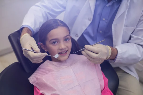 Zahnarzt untersucht jungen Patienten mit Werkzeug — Stockfoto