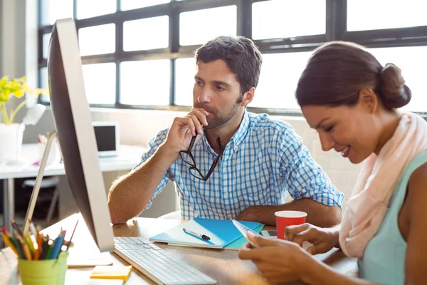 Företagsledare som arbetar på kontor — Stockfoto