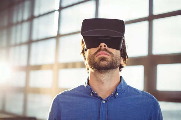 Executivo de negócios masculino usando fone de ouvido realidade virtual — Fotografia de Stock