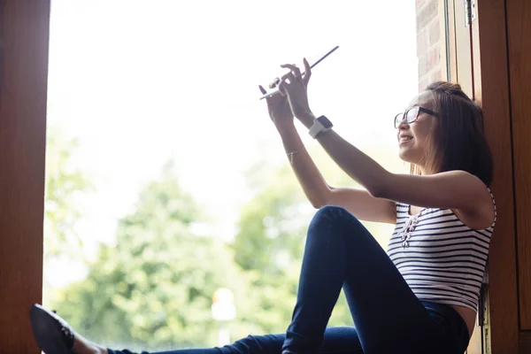 Jonge vrouw met behulp van digitale Tablet PC — Stockfoto