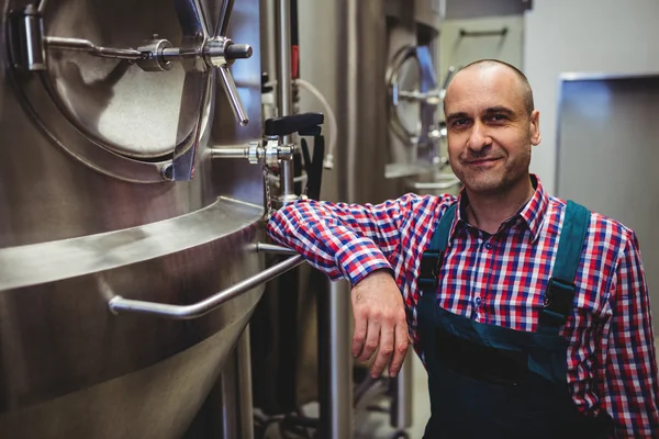 Produttore sorridente in piedi al birrificio — Foto Stock