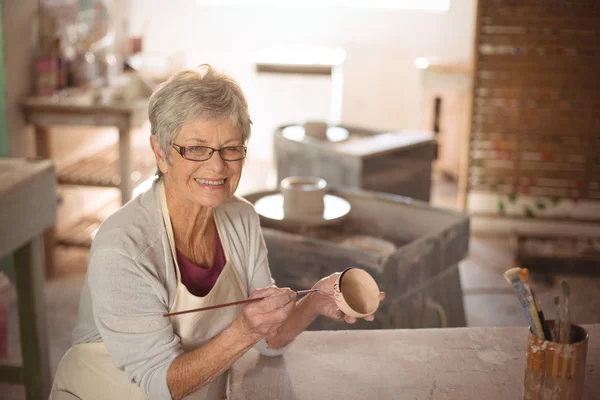 Bayan potter ıslak zeminde boyama — Stok fotoğraf