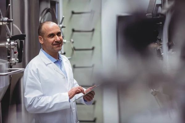 Hersteller setzt digitales Tablet in Brauerei ein — Stockfoto