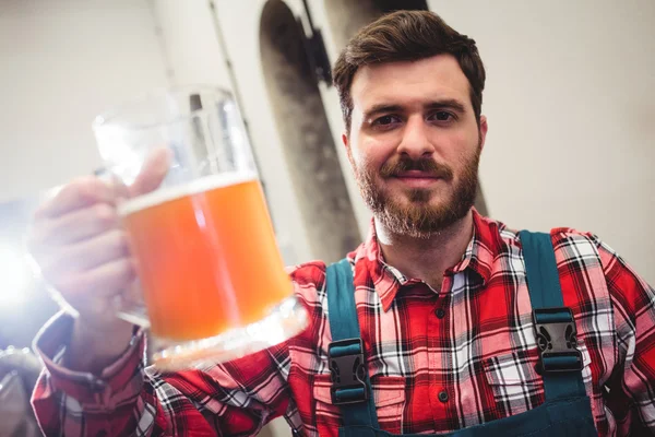 Portret van fabrikant houdt van bier kruik — Stockfoto