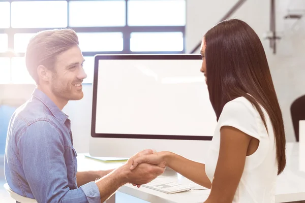 Businesswoman shaking hands with coworker — Stock Photo, Image