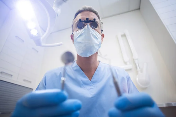 Dokter gigi memegang alat gigi — Stok Foto