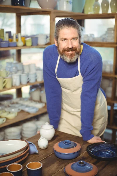 Male potter standing at table — Stock Photo, Image