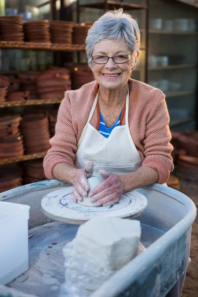 Female potter making pot — Stock Photo, Image