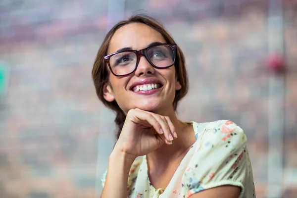 Lächelnder Geschäftsmann mit der Hand am Kinn — Stockfoto