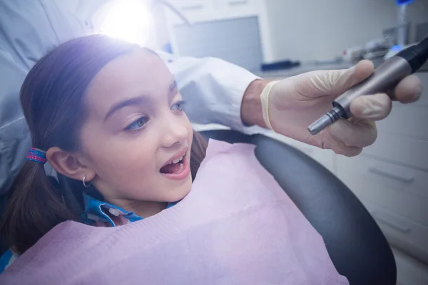 Dentista examinando um paciente jovem com ferramentas — Fotografia de Stock