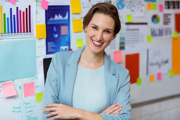 Retrato de mujer de negocios sonriendo con los brazos cruzados —  Fotos de Stock