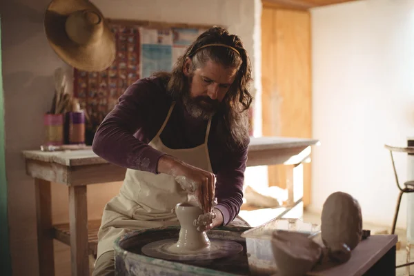 Male potter making pot — Stock Photo, Image
