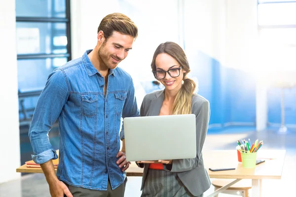 Führungskräfte schauen auf Laptop — Stockfoto