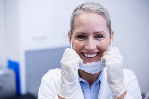 Portret kobieta dentysty uśmiechnięta — Zdjęcie stockowe