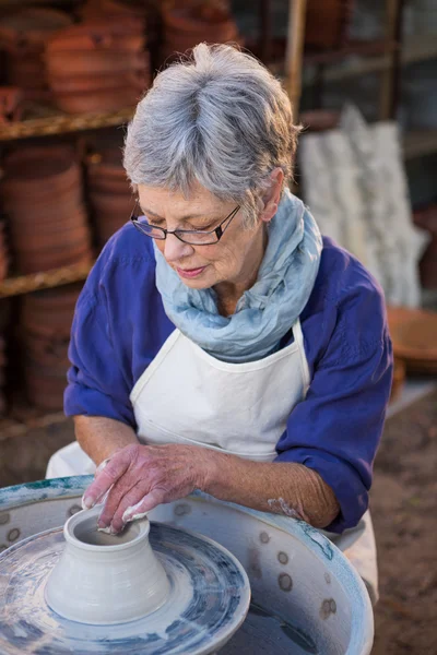 Vrouwelijke potter maken pot — Stockfoto