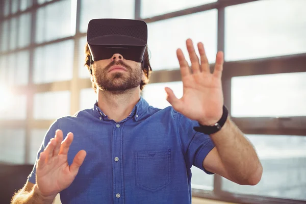 Manliga företagsledare använder virtuell verklighet headset — Stockfoto