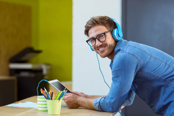 Business executive listening to music on tablet — Stock Photo, Image