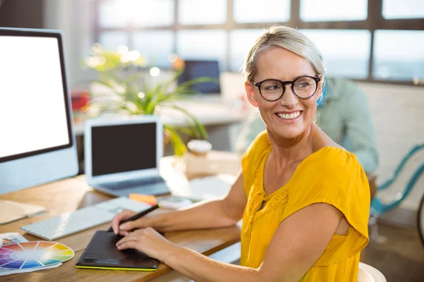 Graphic designer using graphics tablet — Stock Photo, Image