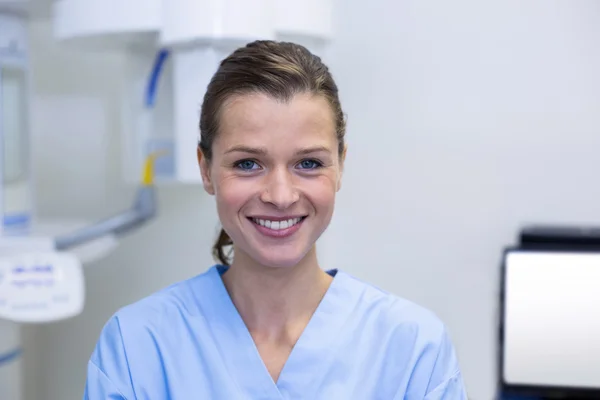 Portret van tandartsassistente permanent in tandheelkundige kliniek — Stockfoto