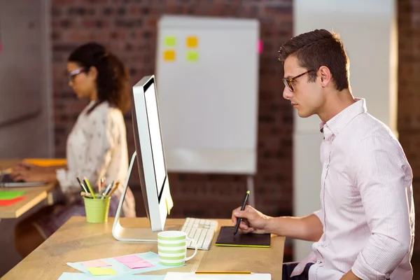 Ejecutivo de negocios usando tableta gráfica — Foto de Stock