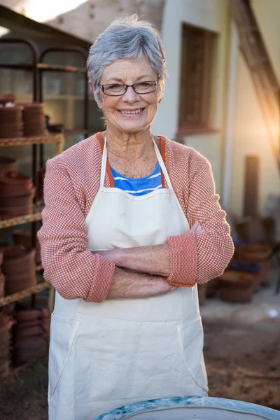 Vrouwelijke potter permanent in de pottenbakkerij — Stockfoto