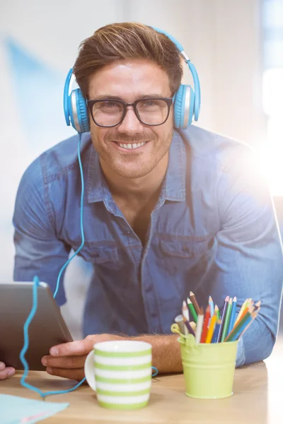 Executivo de negócios ouvindo música no tablet — Fotografia de Stock