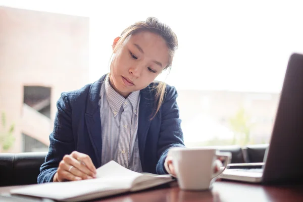 Giovane donna che studia al college — Foto Stock