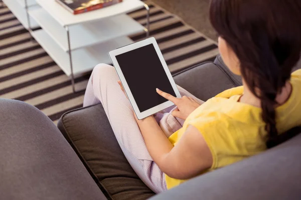 Vrouwelijke ondernemer met behulp van digitale tablet — Stockfoto