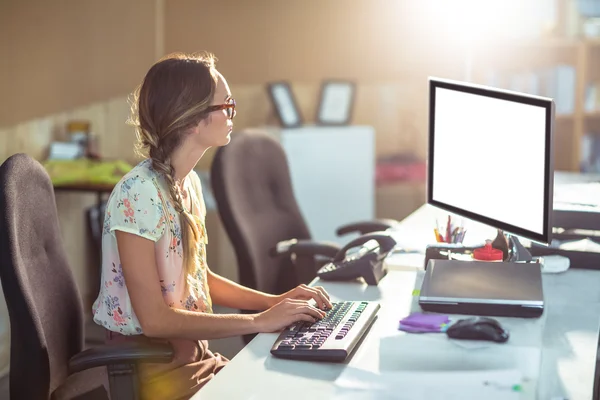 Женщина, работающая на компьютере — стоковое фото