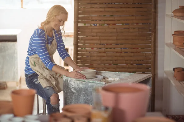 Prachtige vrouwelijke potter maken pot — Stockfoto