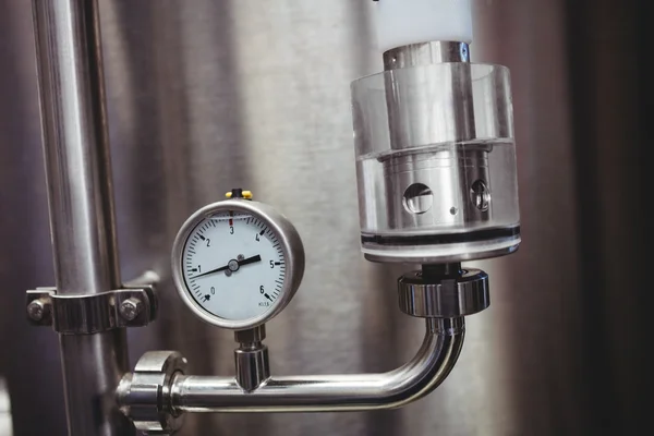 Manómetro en el tanque de almacenamiento en la cervecería — Foto de Stock