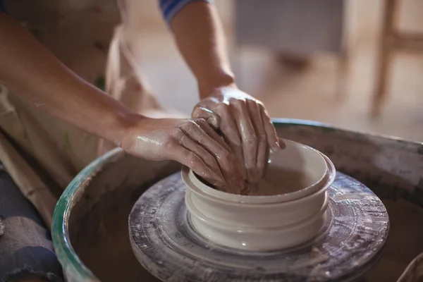 Vrouwelijke potter maken pot — Stockfoto