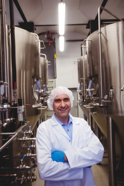 Fabricante sorrindo de pé na cervejaria — Fotografia de Stock