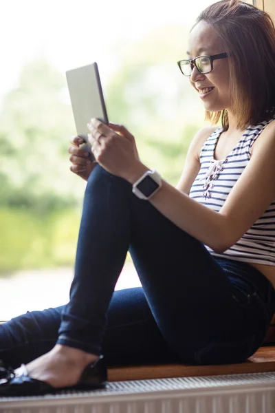 Mulher jovem usando tablet digital — Fotografia de Stock