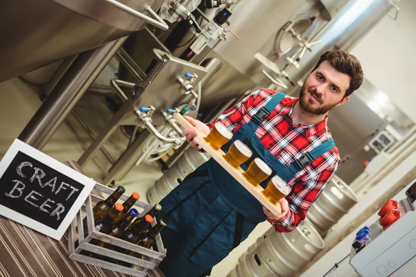 Retrato del fabricante que contiene muestras de cerveza — Foto de Stock