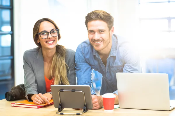 Empresários sorrindo no escritório — Fotografia de Stock