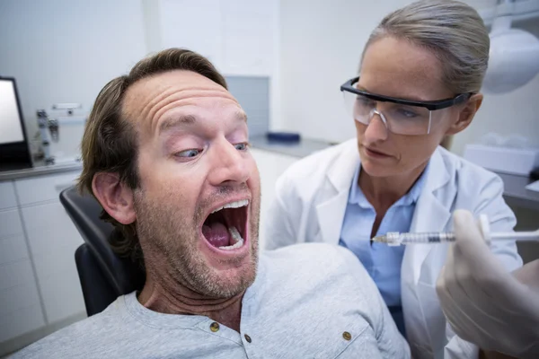 Paciente do sexo masculino assustado durante um check-up dentário — Fotografia de Stock