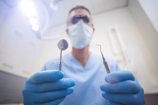 Dentista segurando ferramenta dentária — Fotografia de Stock